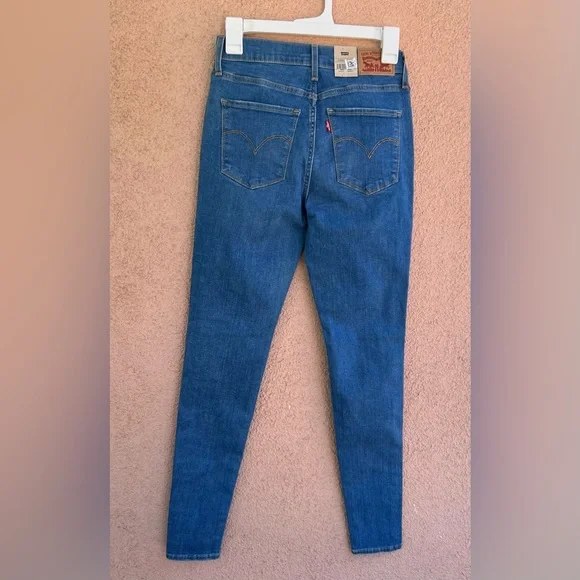 Levi's Women's 720 High Rise Super Skinny Jeans Blue Size W26-L30 NWT - Picture 2 of 6